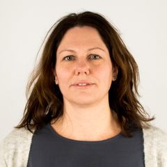 Foto av en kvinne med mørkt hår