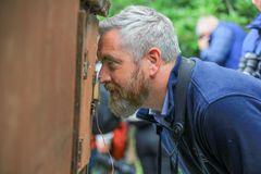 Den irske minsteren Christopher O’Sullivan (The Minister of State for Nature, Heritage and Biodiversity) studerer havørna før den slippes ut.