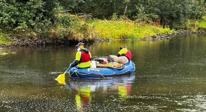 Sandeelva behandles med rotenon. I tillegg til hoveddosering i elva sprøytes en del områder fra elvebredden og fra båt for å sikre at hele vannmassen nås.