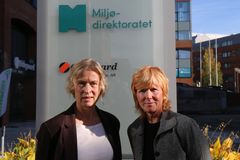 Bildet viser Elisabeth Møyland og Anne-Marie Vikla i Miljødirektoratet