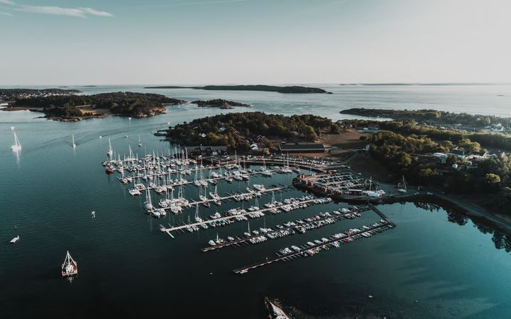 Bildet er fra Skjæløy i Østfold og viser bryggeanlegg for båter.