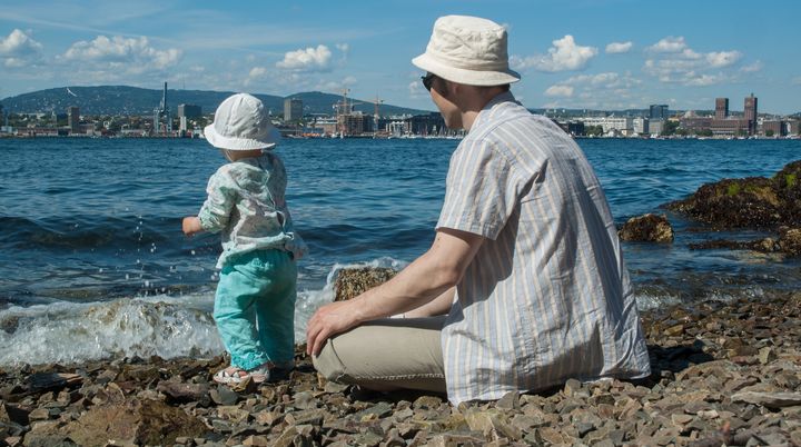 Familie ved Oslofjorden, Oslo i bakgrunnen