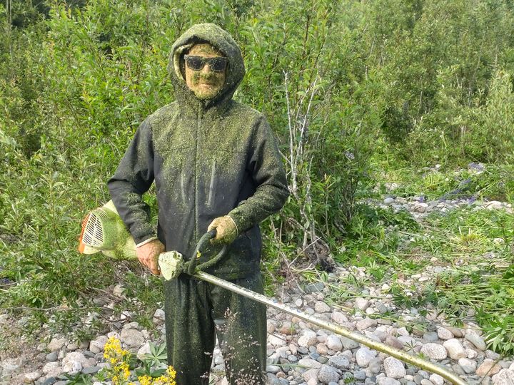 Mann%20som%20er%20dekt%20av%20gras.