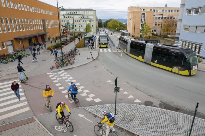 Bilde av en trafikkert vei i Trondheim.