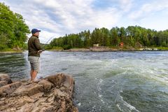 Mann som fisker laks.