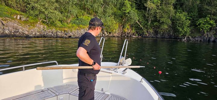 Ansatt i SNO drar opp ulovlig garn.