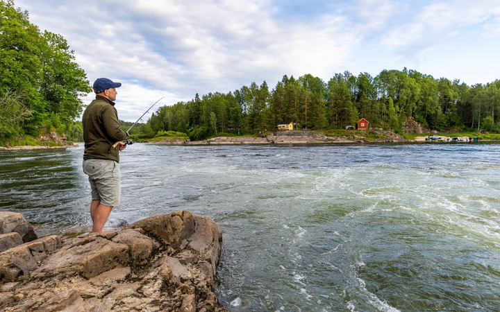 Bilde av mann som fisker