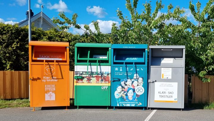 Biletet viser ulike boksar der folk kan levere tekstil, klede og sko.