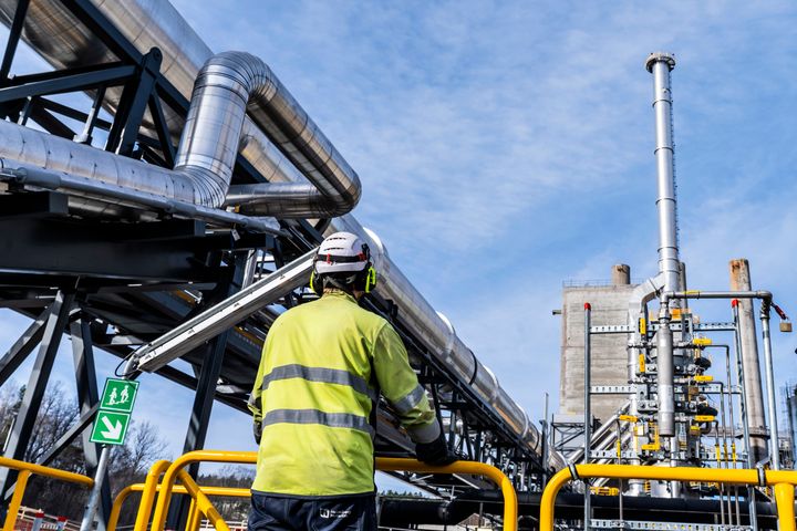 Bilde av en person/arbeider på en fabrikk.
