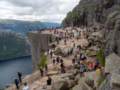Masseturisme på Preikestolen.