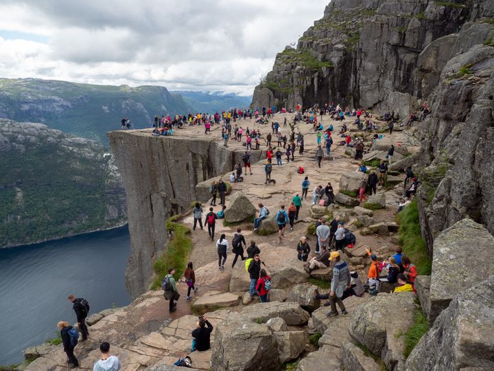 Masseturisme på Preikestolen.