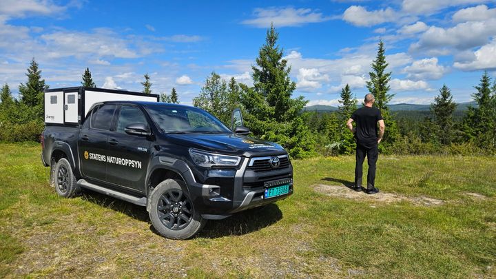 SNO-ansatt og tjenestebil i natur