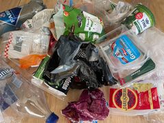 Bilde av plastemballasje og flasker