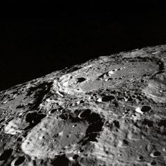På månen er landskapet dekket med regolith – en blanding av støv, større partikler og fragmenter.