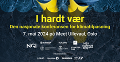 Et par føtter med gule støvler står i en vanndam med blålig farge. Med gul skrift står det "I hardt vær, den nasjonale konferansen for klimatilpasning, 7. mai 2024 på Meet Ullevaal, Oslo".