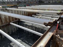 Arbeidet i byggegropa måtte pågå i flere bolker. Det ga rom for å teste ut i NGIs laboratorier om mengden bindemiddel i pelene kunne bli redusert.