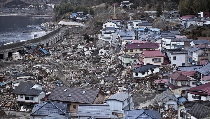 Tsunamier kan forårsake enorme ødeleggelser når de treffer land. Bølgenes kraft kan rive med seg bygninger, infrastruktur og hele lokalsamfunn.