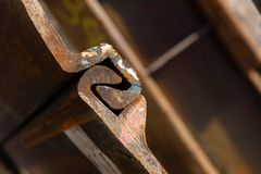 Spuntlås; koblingen som låser spuntplatene sammen.