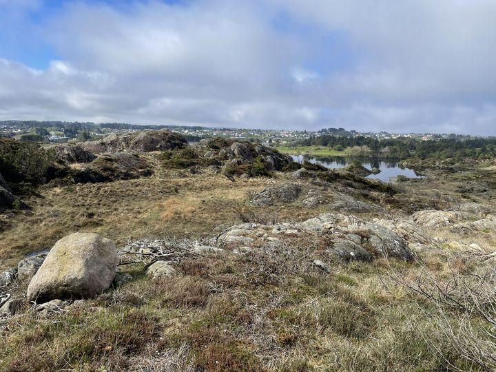 For første gang undersøker man nå om også norsk berg, som her fra området rundt Haugesund og Karmøy, kan egne seg for å lagre CO₂.