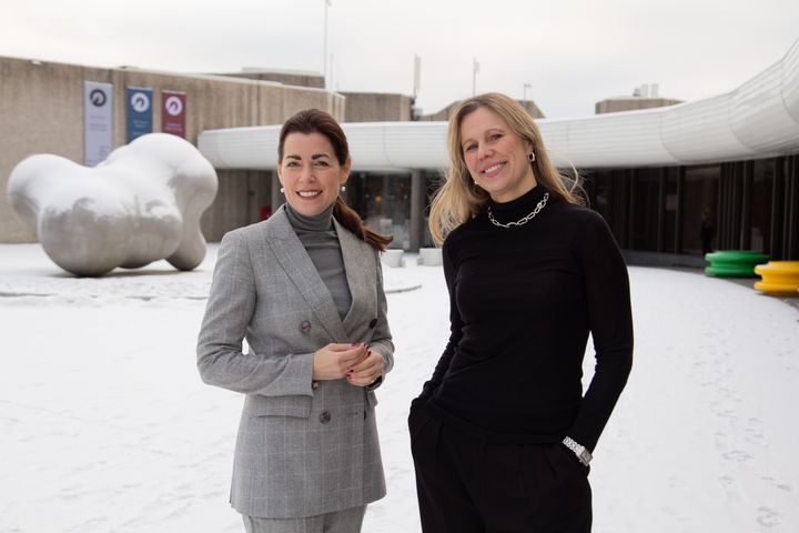 Ulrike Haugen, konserndirektør for kommunikasjon, bærekraft og samfunnskontakt i DNV, og Anne Hilde Neset, direktør for Henie Onstad, utenfor Henie Onstad Kunstsenter.