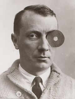 Hans/Jean Arp with Navel-Monocle, Paris 1926. Stiftung Arp e.V., Berlin/Rolandswerth.