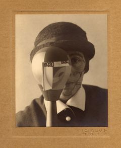 Nic Aluf, Sophie Taeuber with her Dada Head, Zurich, 1920. Stiftung Arp e.V., Berlin/Rolandswerth.