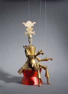 Sophie Taeuber-Arp, Deramo, Kongen (marionett for Kong Hjort) (kopi), 1918 (kopi: 1989), blandet teknikk, 60 x 15 x 9 cm. Museum für Gestaltung Zürich, Decorative Arts Collection, ZHdK. © Foto: Umberto Romito & Ivan Šuta, Museum für Gestaltung Zürich, Decorative Arts Collection, ZHdK.