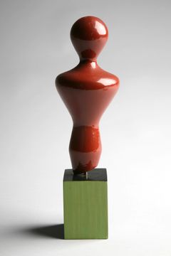 Hans/Jean Arp, Dukke, 1962, bemalt tre, 26.5 × 7.8 × 3.5 cm. Fondazione Marguerite Arp, Locarno. © Hans/Jean Arp, Hans/Jean Arp, BONO 2025