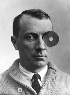 Hans/Jean Arp med navle-monokelen, 1926. Stiftung Arp e.V., Berlin/Rolandswerth.