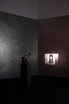 Ann Lislegaard, Knock, it answered. Knock. Knock (2010). Installasjonsfoto: ØysteinThorvaldsen / Henie Onstad Kunstsenter