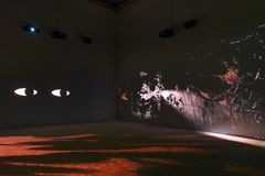 Lap-See Lam, Tales of the Altersea, installasjonsbilde, Portikus, Frankfurt am Main, 2023. Gjengitt med tillatelse fra kunstner og Galerie Nordenhake, Stockholm/Berlin/Mexiko City. Foto: Alwin Lay.