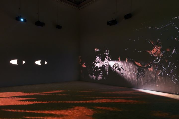 Lap-See Lam, Tales of the Altersea, installasjonsbilde, Portikus, Frankfurt am Main, 2023. Gjengitt med tillatelse fra kunstner og Galerie Nordenhake, Stockholm/Berlin/Mexiko City. Foto: Alwin Lay.