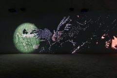 Lap-See Lam, Tales of the Altersea, installasjonsbilde, Portikus, Frankfurt am Main, 2023. Gjengitt med tillatelse fra kunstner og Galerie Nordenhake, Stockholm/Berlin/Mexiko City. Foto: Alwin Lay.