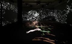 Lap-See Lam, Tales of the Altersea, installasjonsbilde, Portikus, Frankfurt am Main, 2023. Gjengitt med tillatelse fra kunstner og Galerie Nordenhake, Stockholm/Berlin/Mexiko City. Foto: Alwin Lay.