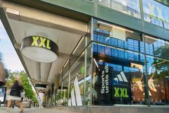Bilde av XXL-butikk med glassfasade og reklametekster.