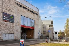 Bilde av inngangen til Thon Senter Strømmen med butikkfasader.