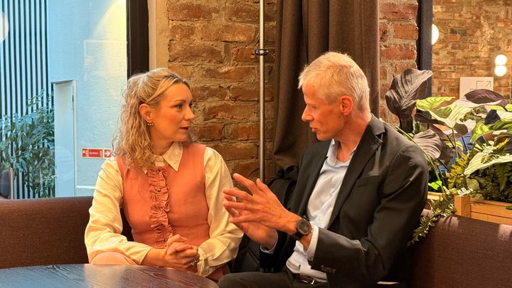 Karianne Tung og Hans Christian Holte snakker sammen