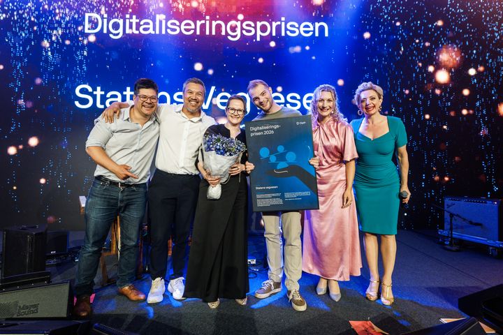 Vinnerne av Digitaliseringsorisen 2026 ble Statens vegvesen med verktøyet Risikokurve: Fv Thomas Sirland, Johan Fu, Line Victoria Nilsen, Preben Drangsholt, alle fra Statens vegvesen sammen med digitaliserings- og forvaltningsminister Karianne Tung og Hilde Louise Asbjørnsen, programleder.