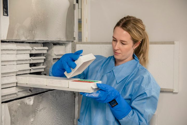 En kvinne ser på biobankmateriale