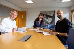 Samarbeidspartnerne signerer avtalen.
