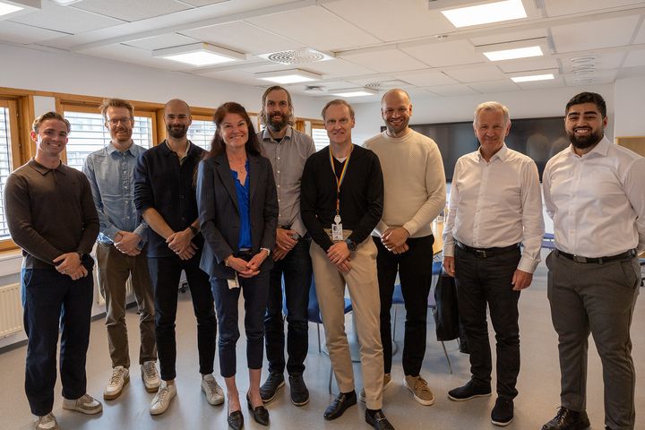 Gruppe med alle samarbeidspartnerne.