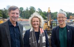 Utenfor lokalene der signeringen fant sted er forberedelser til byggingen av Diakonhjemmet T-banestasjon i full gang. Fra venstre; Styreleder i Diakonhjemmet stiftelse, Paul Erik Wirgenes. Konsernsjef i Sporveien, Birte Sjule, og administrenede direktør Ingunn Moser i Diakonhjemmet stiftelse.