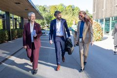 Helseminister Jan Christian Vestre ønskes velkommen på Diakonhjemmet av Ingunn Moser, forstander i Diakonhjemmet stiftelse, og Kari-Jussie Lønning, Diakonhjemmet sykehus direktør.