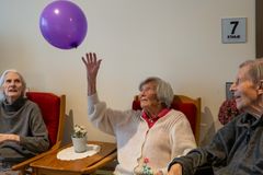 Trim med bøy og tøy med ballong på Hovseterhjemmet