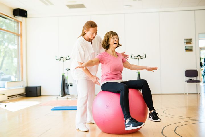 To kvinner og en ball den ene sitter på