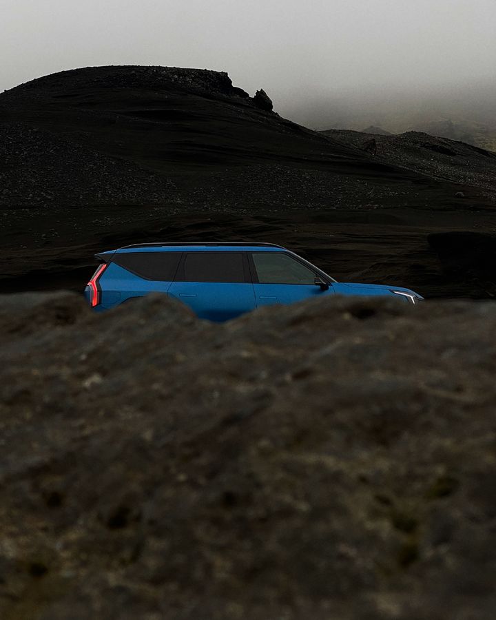 Det begynner å bli få steder man ikke kan ta med seg en elbil. I alle fall en Kia EV9. Her fotografert i det vulkanske landskapet på Island. Med sine over 5 meter og modige design vil bilen ruve i det norske SUV- landskapet.