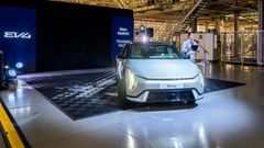 En historisk bil. Den aller første produserte Kia EV4, og den aller første elektriske Kia produsert i Europa.