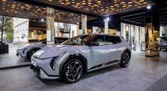 Kia EV4 er nå i produksjon. Her vises den på IAA 2025