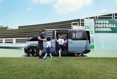 Alle ballene, baggene og halve fotballaget får plass i Kia PV5 Passenger. Du kan også koble til elektriske apparater som vaffeljern på fotballkampen.