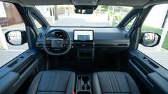 Førermiljøet er stort, luftig, praktisk og oversiktlig. Selv om bilen er relativt stor er den lett å håndtere i bybildet med store vindusflater og en svingradius på kun 5,5M.